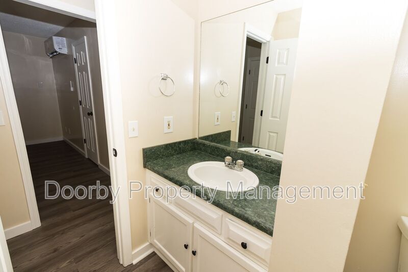 Building Photo - 2425 Ashmore Ave