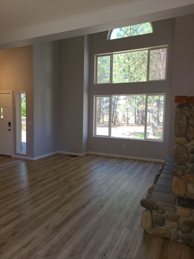 Building Photo - Beautiful Updated 3 bedroom 2.5 bath Hayde...