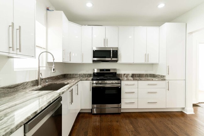 Building Photo - 4717 W Berteau Ave