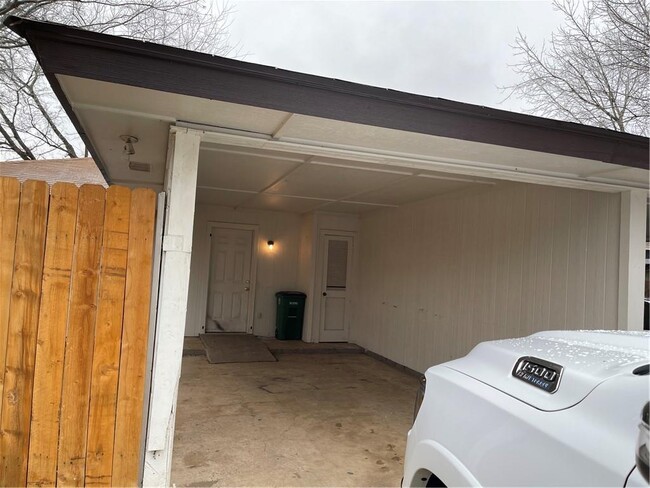 Primary Photo - 2213 E Stassney Ln