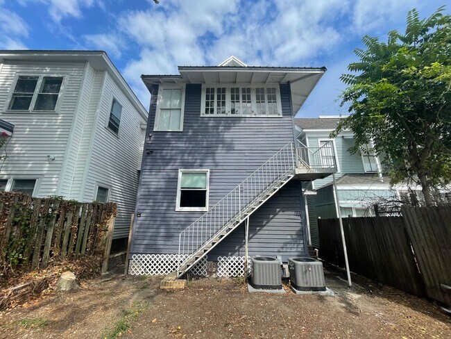 Building Photo - Stunning Upstairs One Bedroom Apartment in...