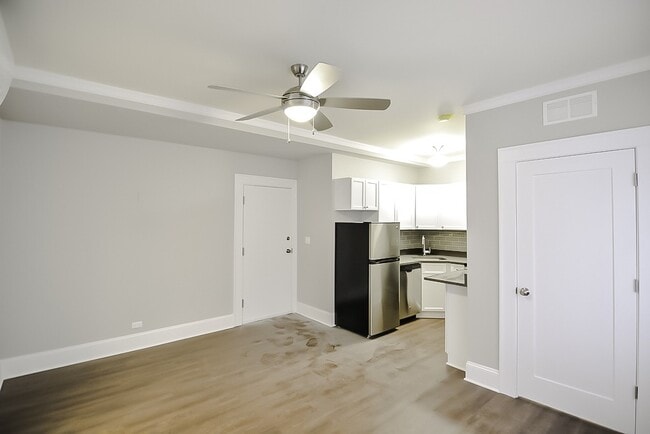 Building Photo - 817 W Lakeside Pl