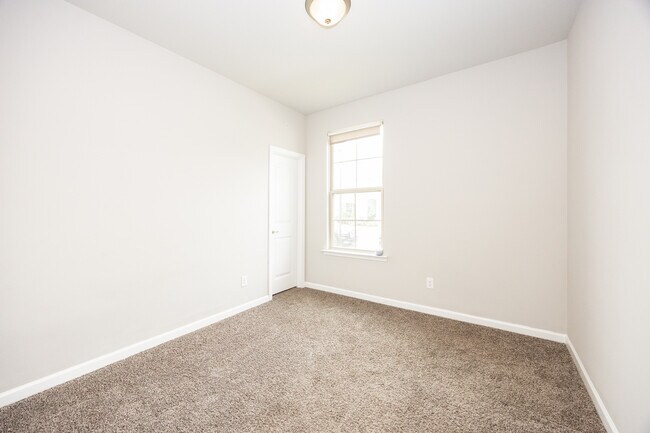 Building Photo - 13667 Willamette Wy