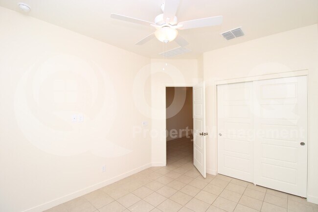 Building Photo - 744 E Diamond Dr