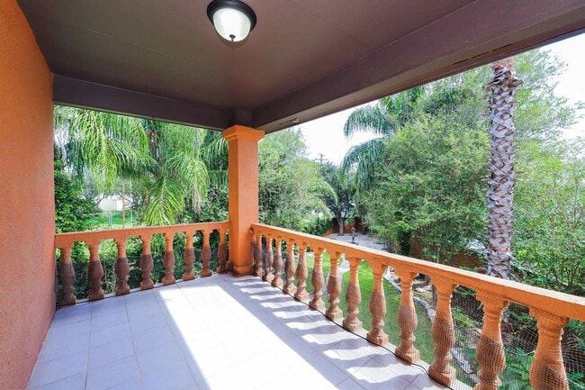 Building Photo - 503 W Avon Ct