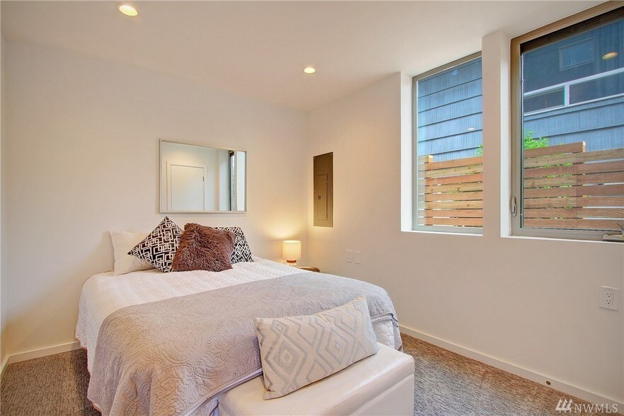 Building Photo - 5953 Fauntleroy Way SW