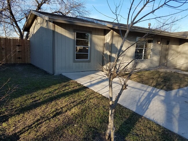 Building Photo - 5227 Vlg Gln Dr