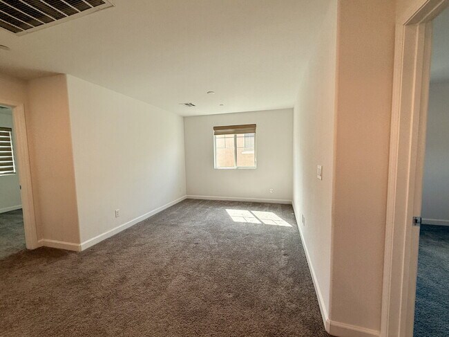 Building Photo - 3 BED 2.5 BATH 2 CAR GARAGE TOWNHOUSE W/ LOFT IN HENDERSON CADENCE COMMUNITY FEAT. COMMUNITY POOL!