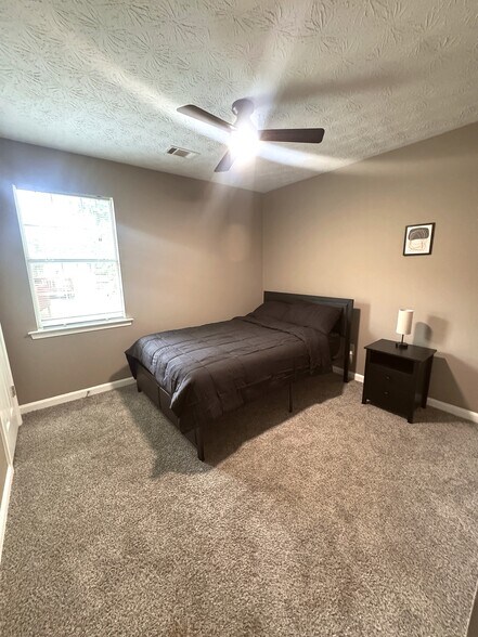 Full Bed 1 - 5789 Summerglen Ln