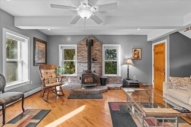 Building Photo - Well-Cared for historic beauty in private setting tucked in the Hill Section