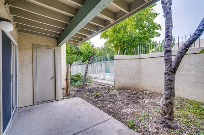 Building Photo - Cute One Bedroom Condo with Central AC and Heat.