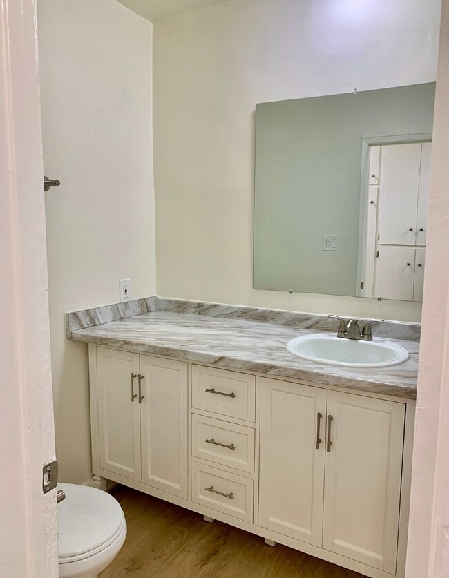 Building Photo - Spacious 3 bedroom unit located in Canoga ...