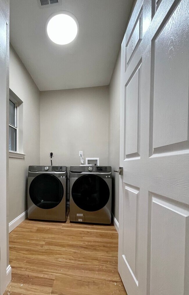 Building Photo - Fully Renovated 2B/2B condo located behind...