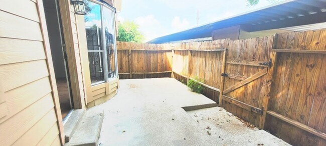 Building Photo - 7700 Creekbend Dr