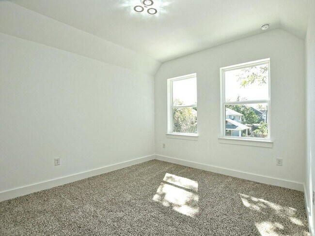 Building Photo - 402 Zennia St