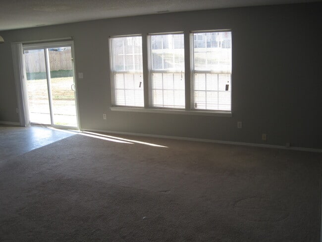 Building Photo - 4405 Jordan Oaks Way