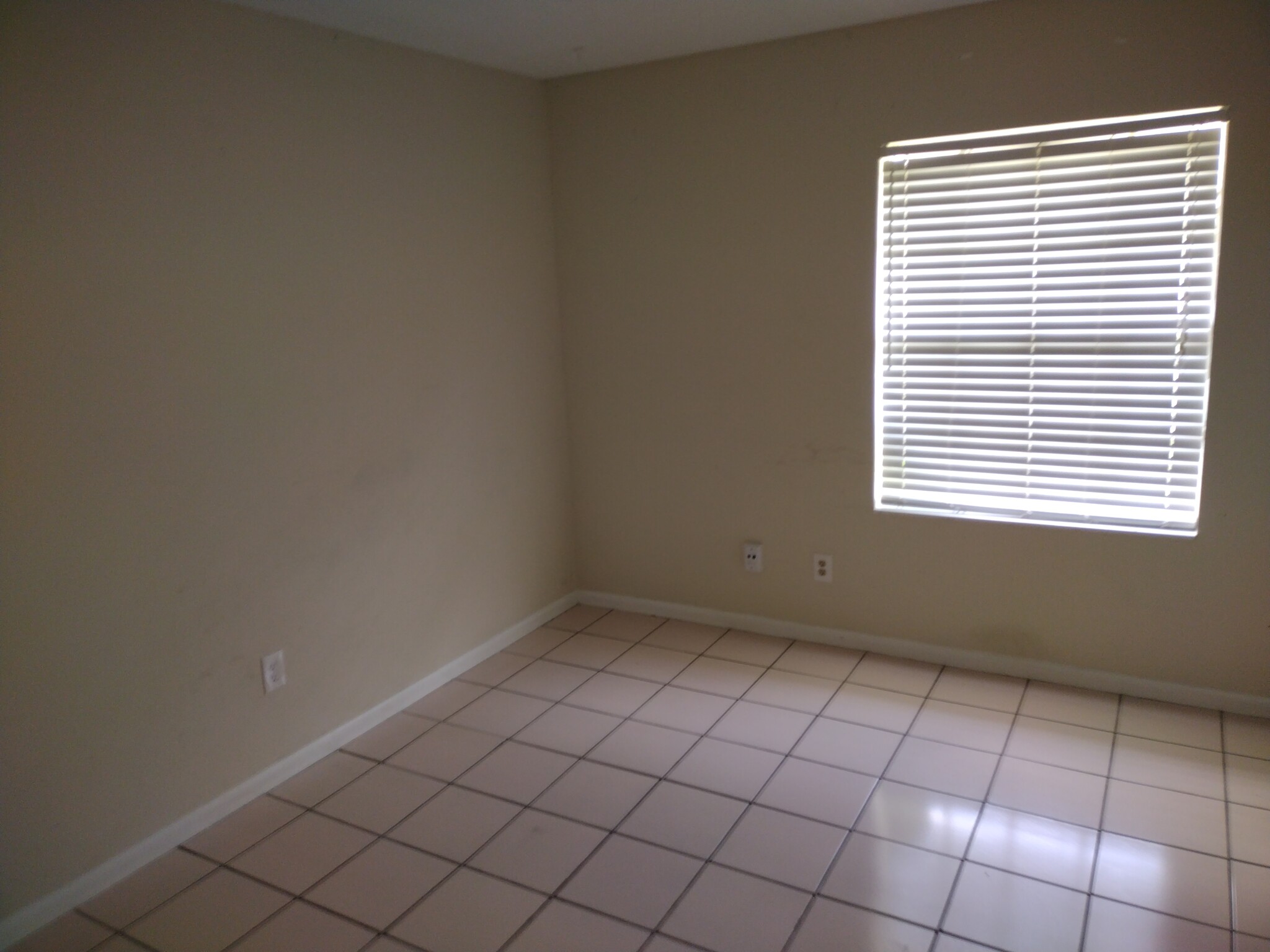 Building Photo - 810 Meadowbrook Dr