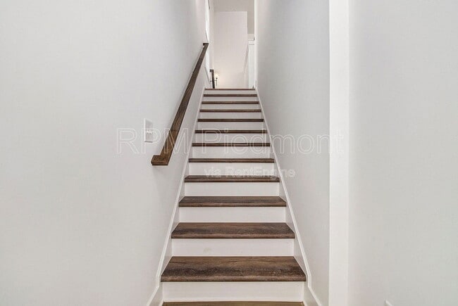 Building Photo - 205 Firefly Cir