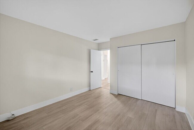 Building Photo - 615 NE 26th St