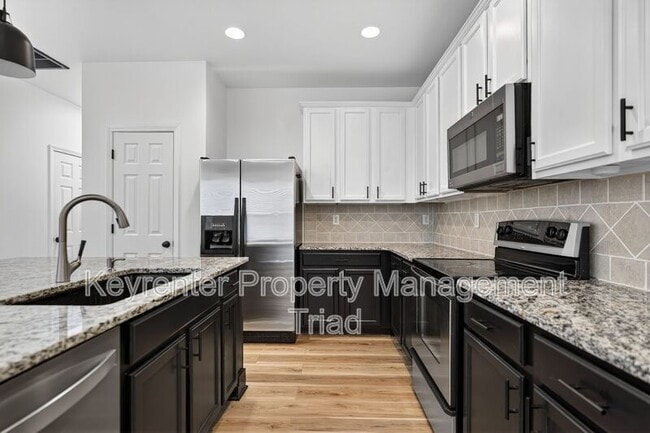 Building Photo - 2 Blue Stone Ln