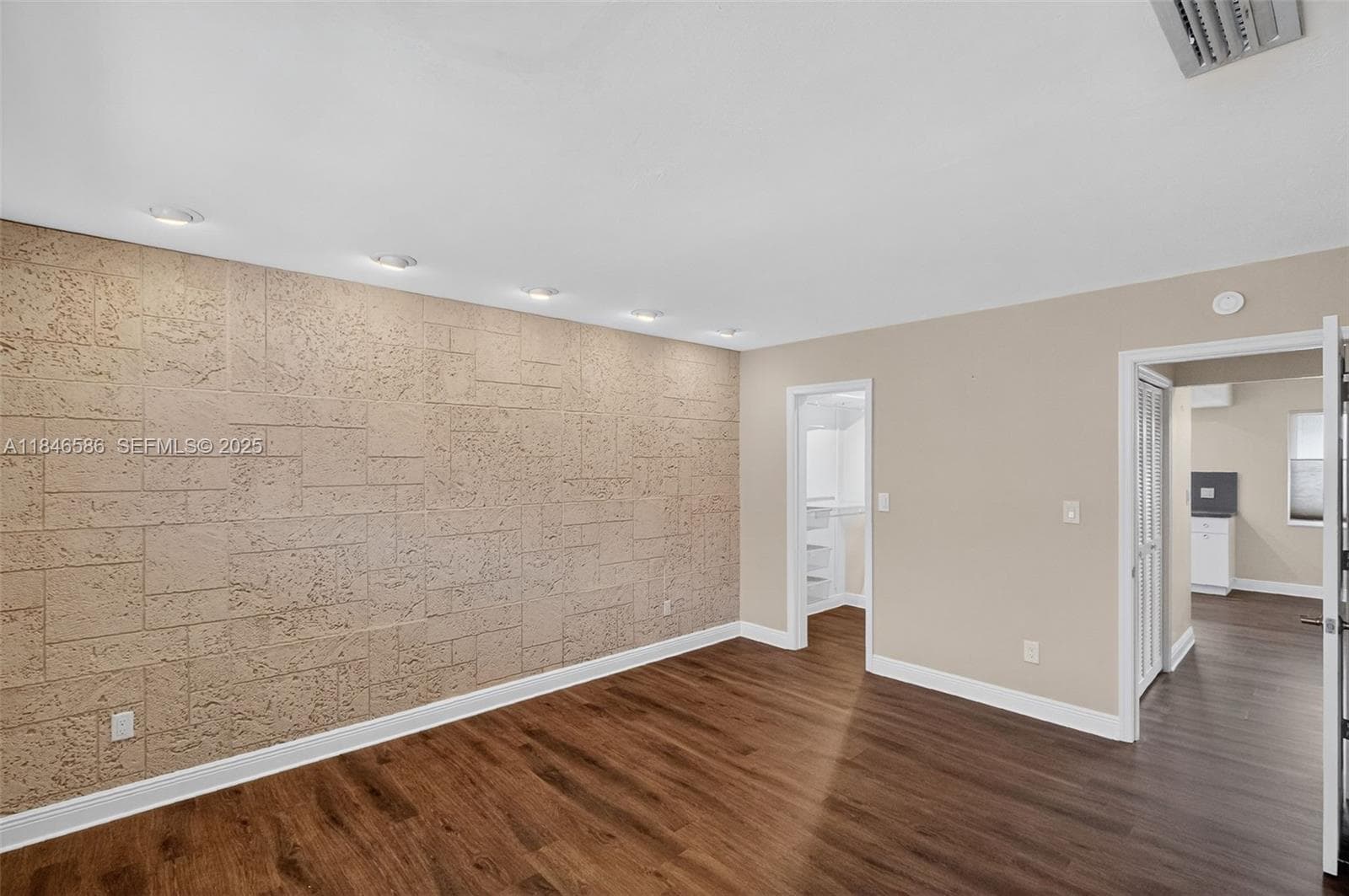 Building Photo - 539 Menendez Ave