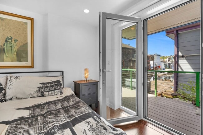 Building Photo - 2 bed 1.5 bath houseboat on Lake Union