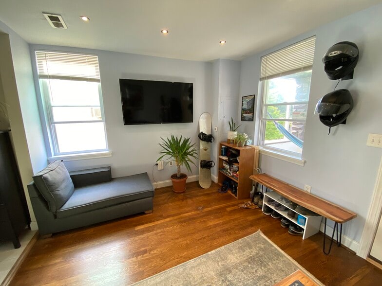 Building Photo - 1743 L St NE