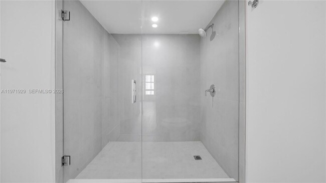 Building Photo - 555 NE 34th St