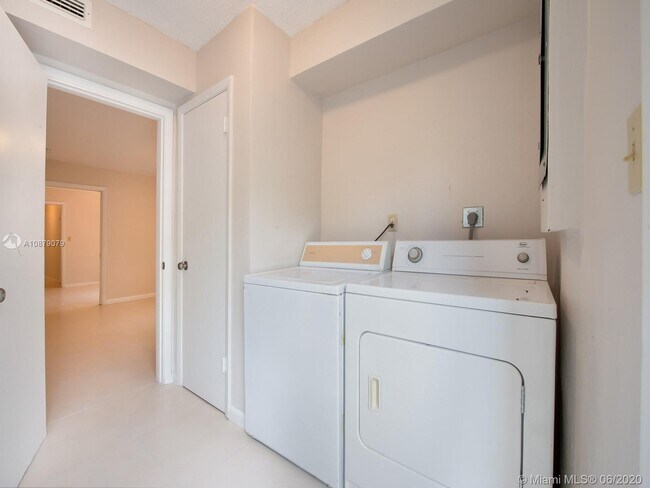 Building Photo - 5099 Ponce de Leon Blvd