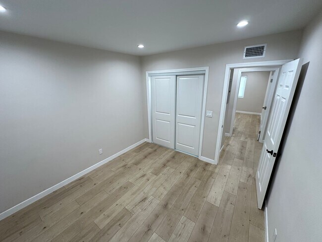 Building Photo - Gorgeous 4bd/3ba home with all appliances, and driveway parking