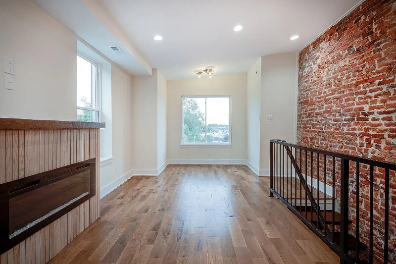 Building Photo - 2836 W Diamond St