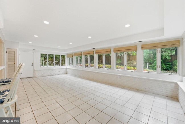 Building Photo - 2419 Claremont Dr