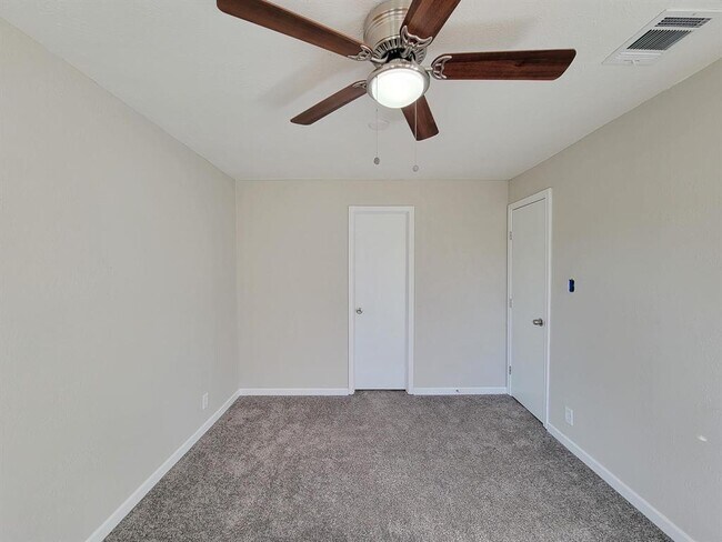 Building Photo - 4119 Holloway Dr