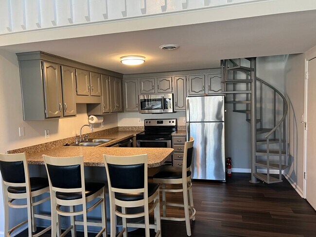 Building Photo - One-bedroom, One-bath Condo with Loft in S...
