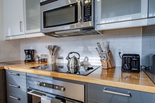 Building Photo - 824 Varnum St NW