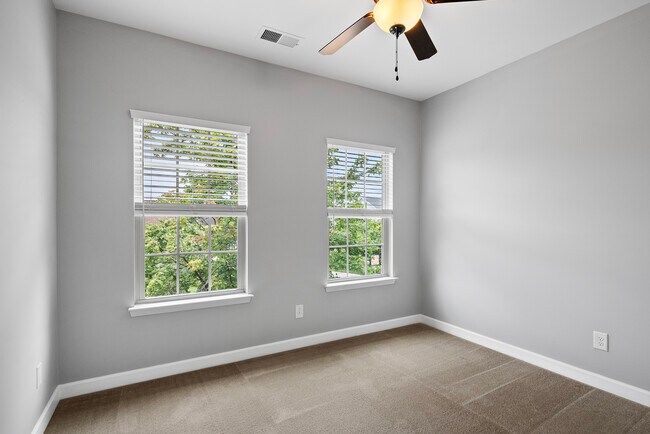 Building Photo - 1004 Crinoline Ln