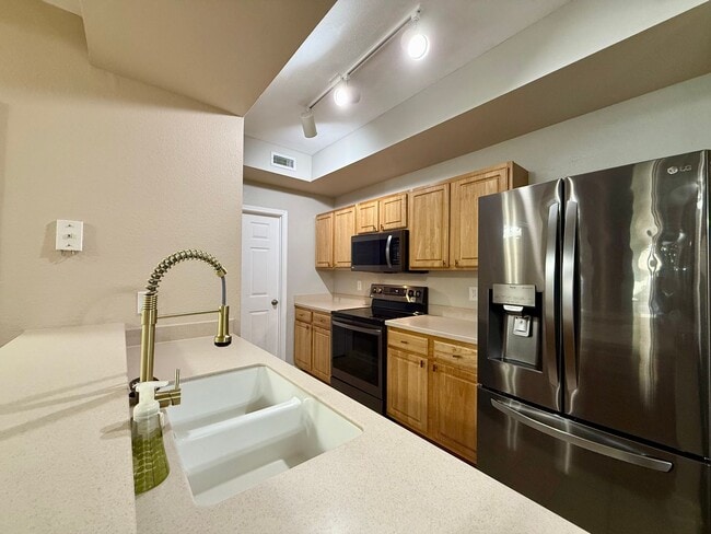 Building Photo - GROUND-LEVEL, 2-bedroom, 2-bath condo loca...