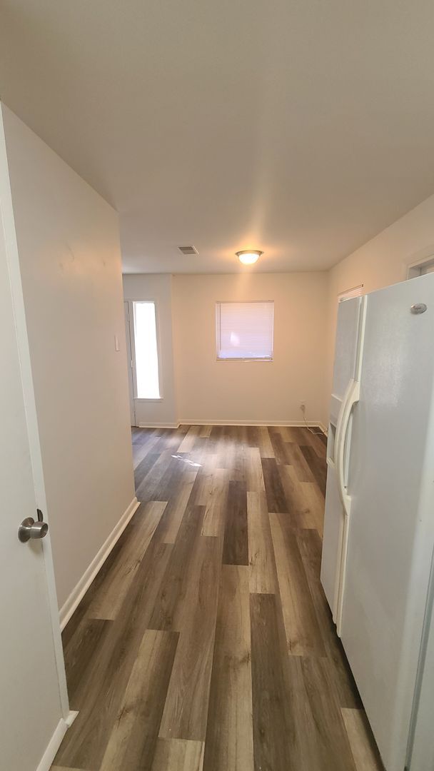 Building Photo - Fully Renovated 3/1 with huge fenced-in ba...