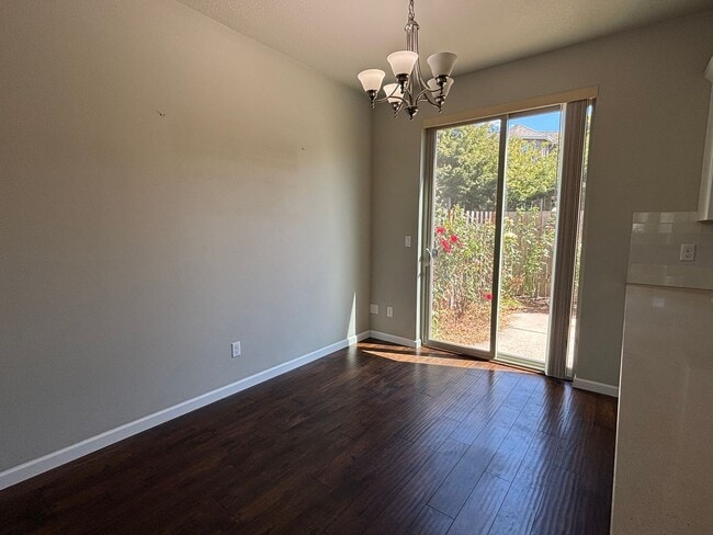 Building Photo - Modern Townhome Available in Wilsonville