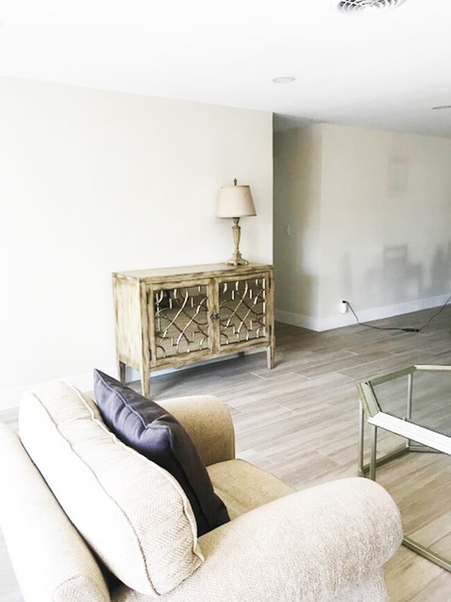 Building Photo - Furnished Short Term Rental - 108 NE 19th St