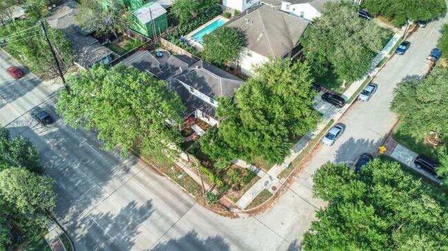 Building Photo - 2530 Wordsworth St