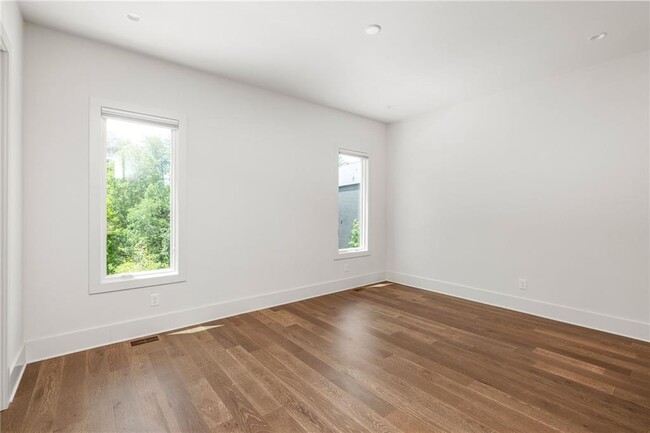 Building Photo - 10900 Serenbe Ln