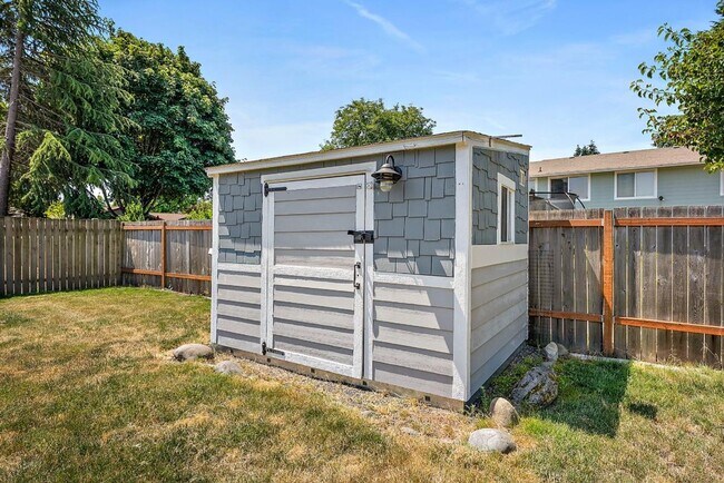 Building Photo - Beautiful Steilacoom Home with Private ADU, Covered Patio, Bonus Gym & A/C!