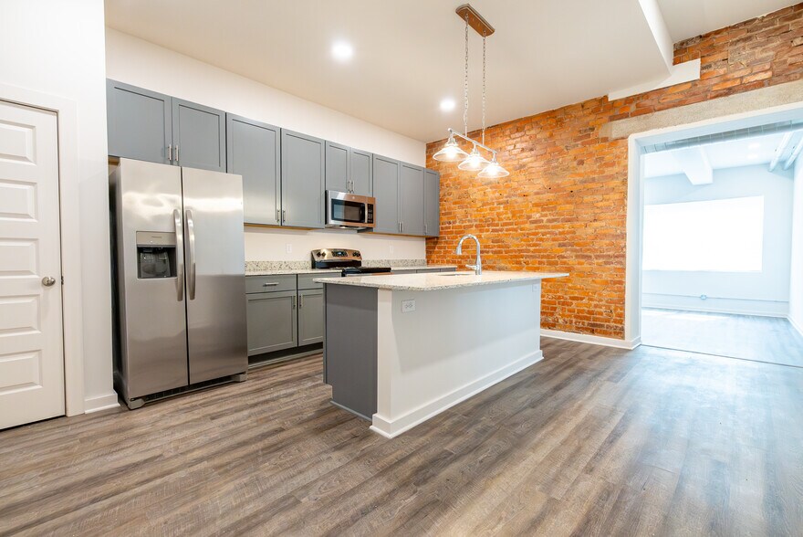 Primary Photo - 2200 Auburn