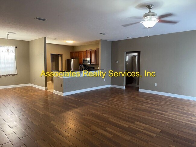 Building Photo - Willow Oak SW 3/2, a must see