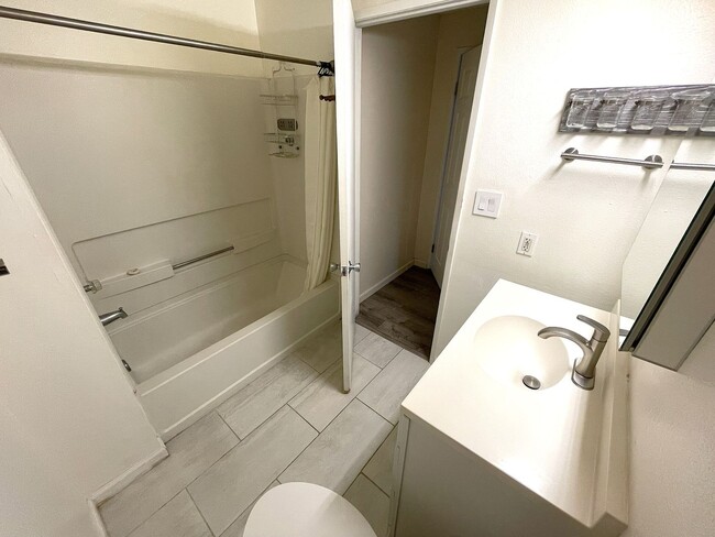 Building Photo - Kihei Shores - Furnished 2 Bed/2Bath Condo - Pool and Hot Tub - 2 Parking Spaces