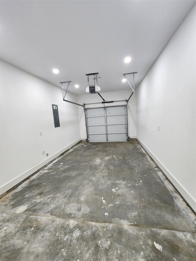 Building Photo - 316 S Sandra St