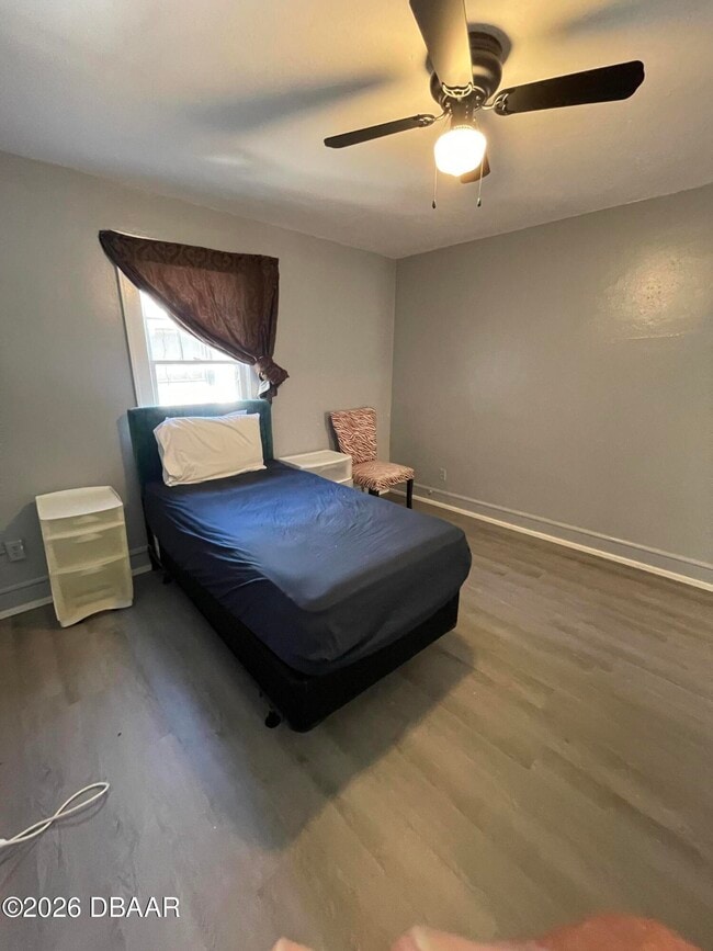 Building Photo - 411 N Oleander Ave