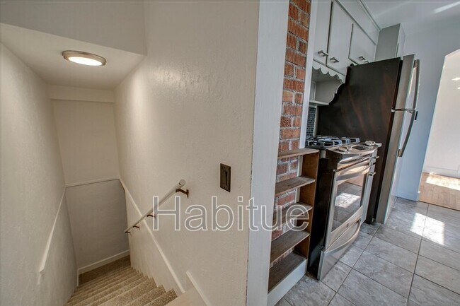 Building Photo - 414 S Pond St