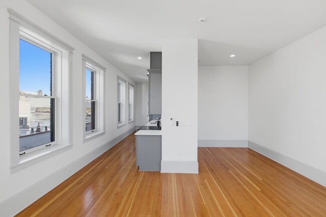 Building Photo - WINTER SPECIAL - NEWLY RENOVATED DOWNTOWN SALEM ONE BEDROOM